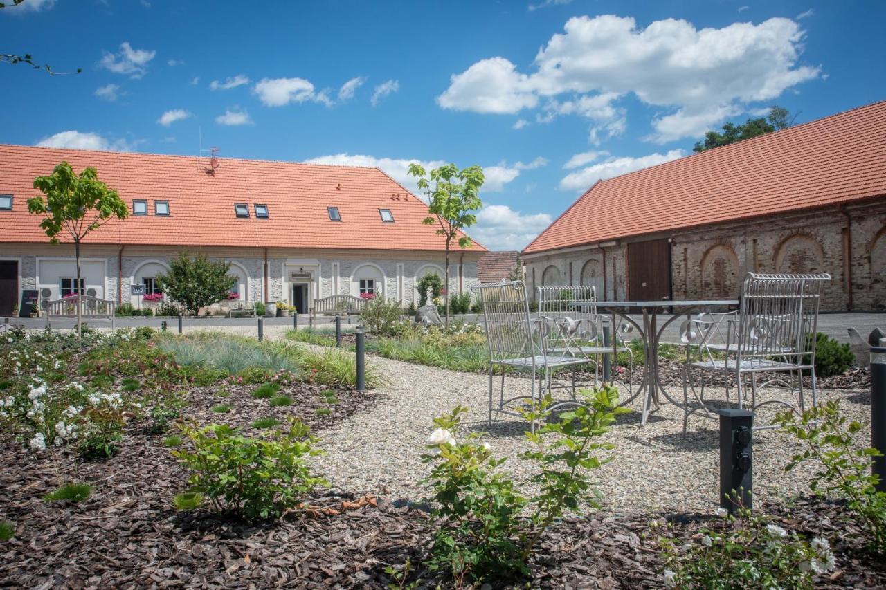 Na Kmine Hotel Obristvi Luaran gambar